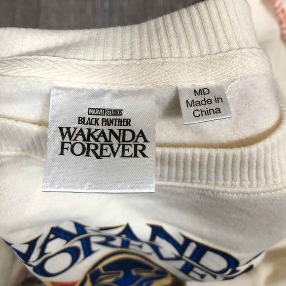NWOT Sweatshirt Pullover “Wakanda Forever” Size M - Picture 4 of 6